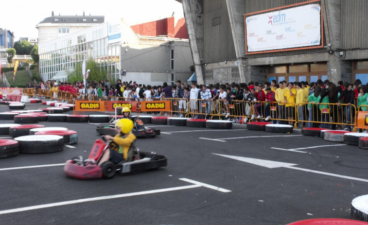 Gadis regala invitaciones  para la Xira de Karting en el Palacio de los Deportes de Riazor