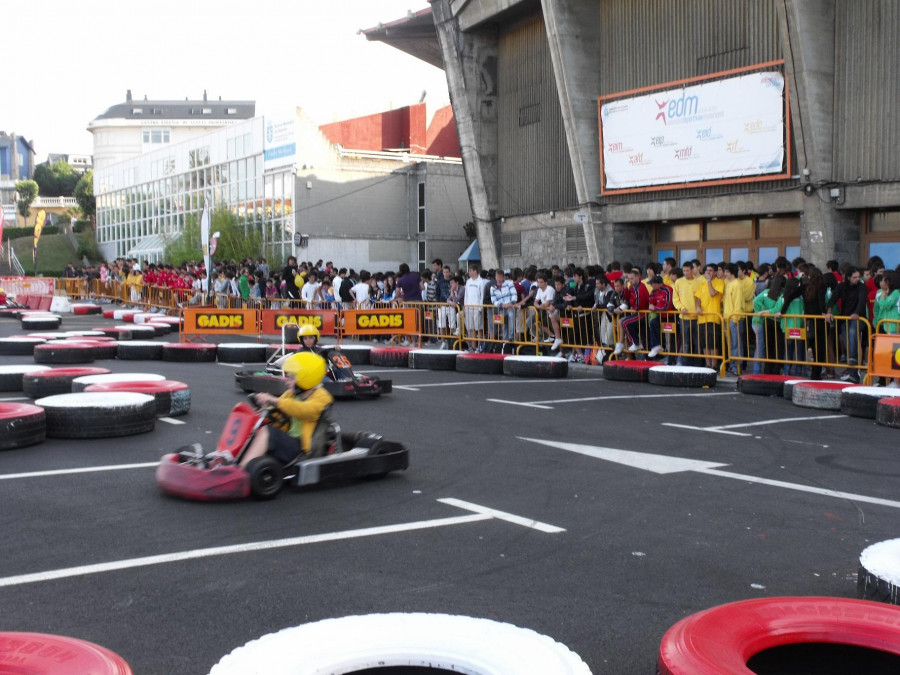 Gadis regala invitaciones  para la Xira de Karting en el Palacio de los Deportes de Riazor
