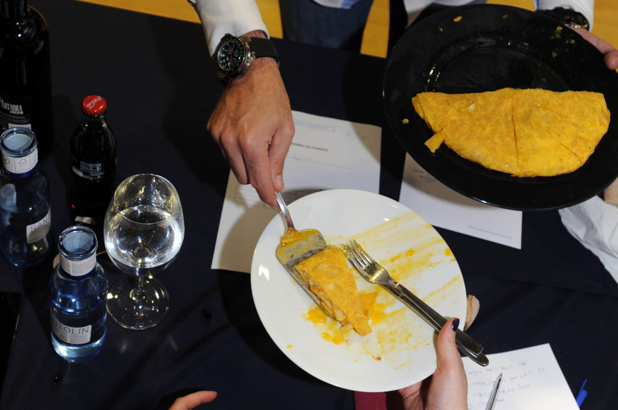Betanzos agita las redes con su propuesta de emoji de tortilla española