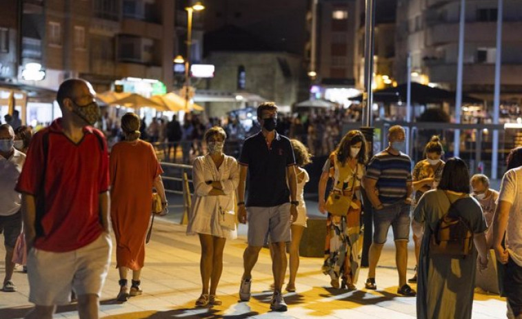 Los contagios de covid detectados en Galicia siguen en descenso, mientras los ingresados bajan del centenar