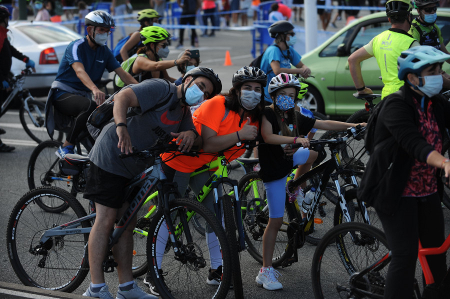 Cientos de ciudadanos se suben  a las dos ruedas para unirse a la Fiesta de la Bicicleta Decabike