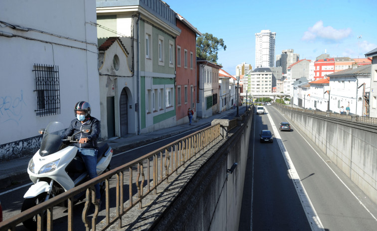 El Ayuntamiento realiza una obra urgente en el cruce de la avenida de Arteixo y la ronda de Nelle