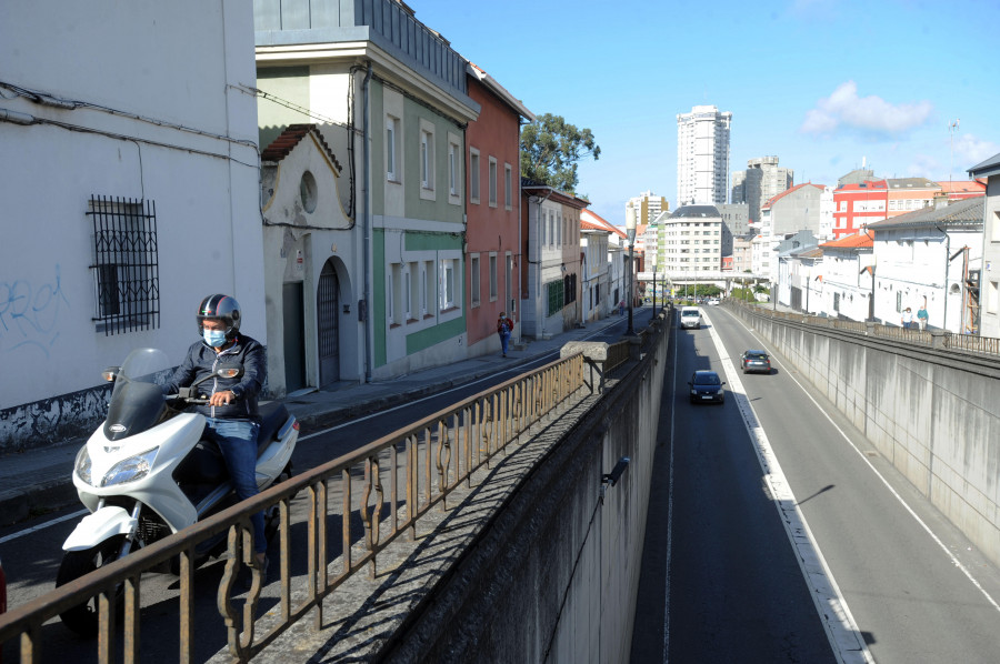 El Ayuntamiento realiza una obra urgente en el cruce de la avenida de Arteixo y la ronda de Nelle