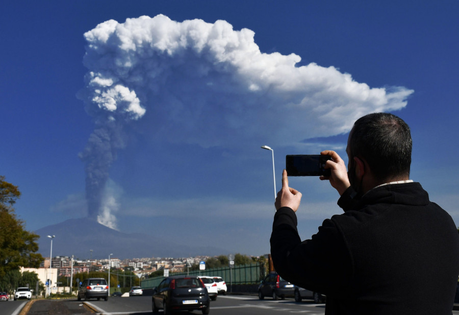 Nueva erupción del Etna, con emisión de cenizas y lava