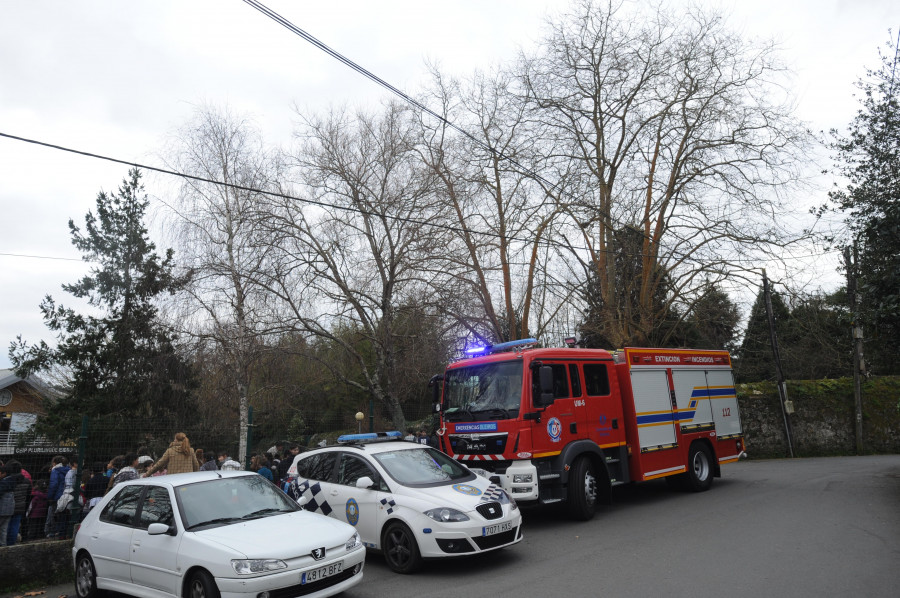 Detonan un explosivo casero en el portal de un edificio en Oleiros