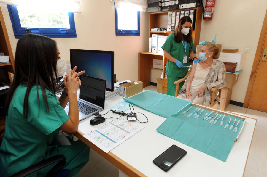 Los usuarios de las residencias de A Coruña empiezan a recibir la tercera dosis de la vacuna