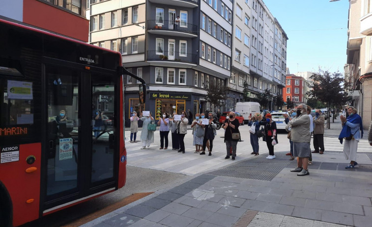 Los vecinos reciben con aplausos la vuelta de los autobuses de la línea 11 a su barrio