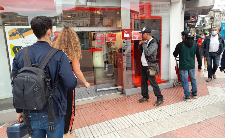 Sustraen un reloj y un patinete de una tienda de telefonía en la plaza de Pontevedra