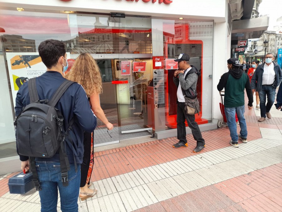 Sustraen un reloj y un patinete de una tienda de telefonía en la plaza de Pontevedra