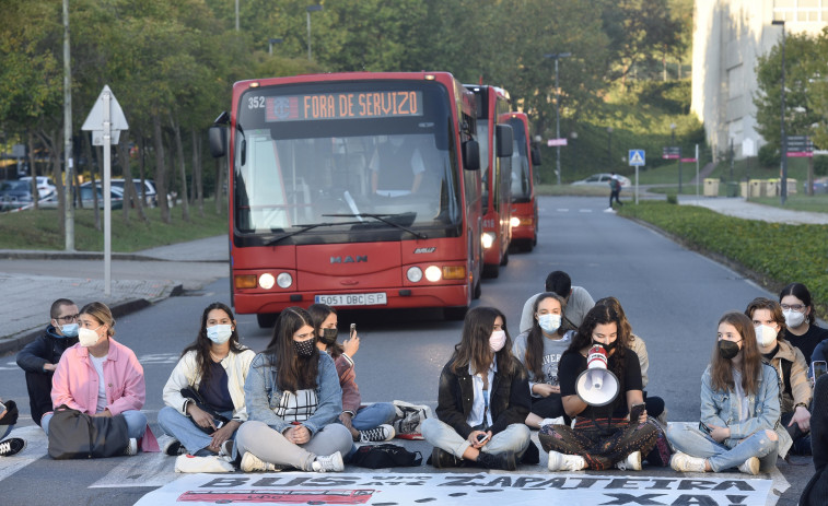 Los universitarios protestan por la falta de conexiones del bus al campus de A Zapateira