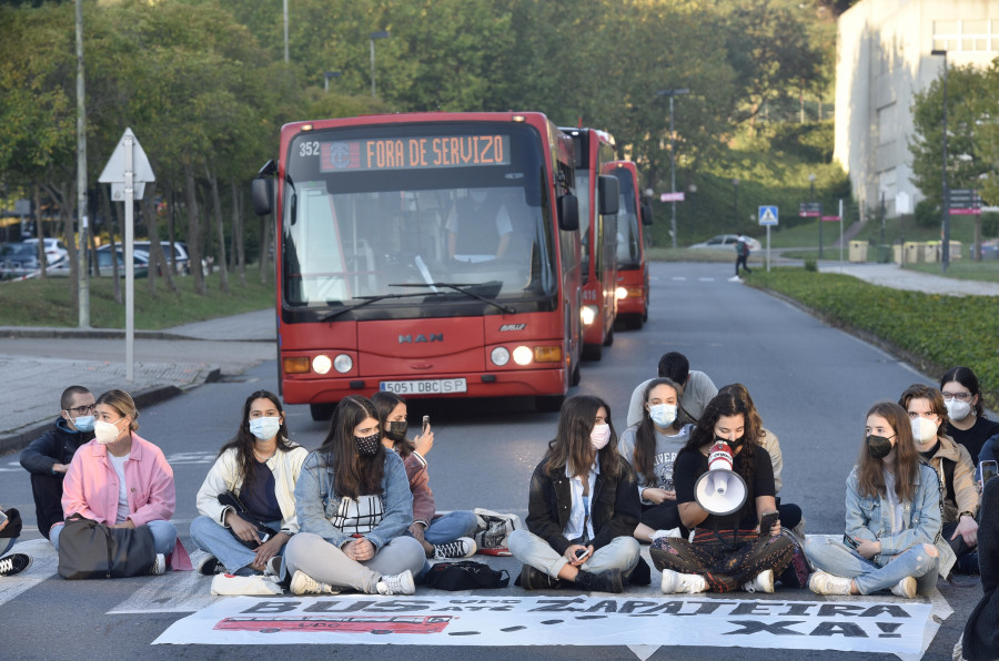 Los universitarios protestan por la falta de conexiones del bus al campus de A Zapateira