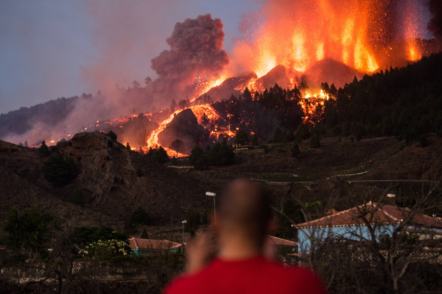 Evacúan los barrios de Tajuya y Tacande por el aumento de la explosividad del volcán de La Palma