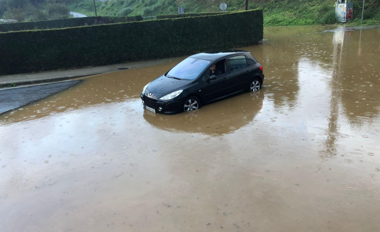 Una fuerte tormenta vuelve a inundar varias zonas del área y causa problemas de circulación