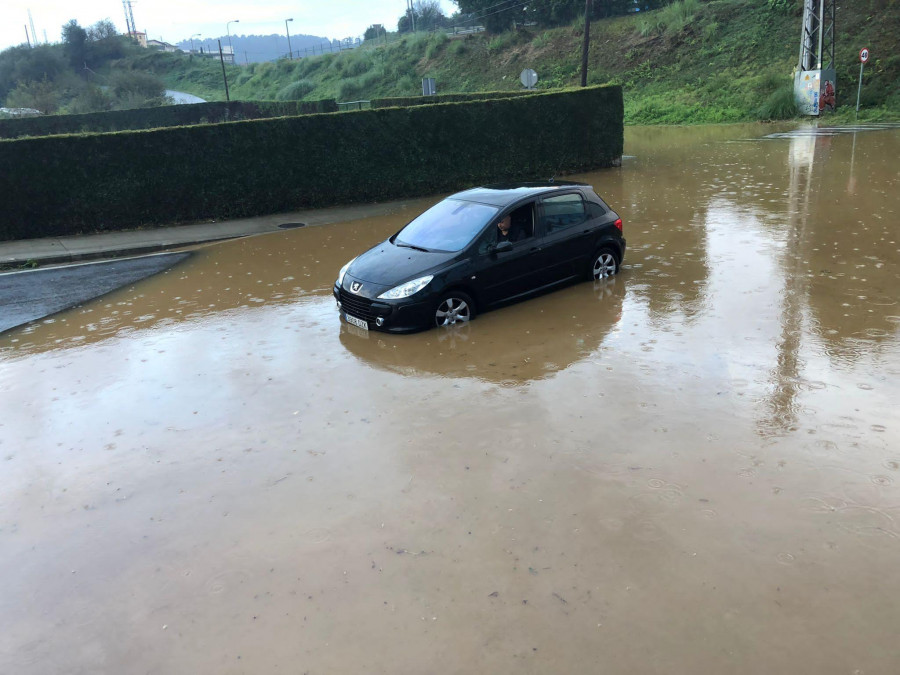 Una fuerte tormenta vuelve a inundar varias zonas del área y causa problemas de circulación