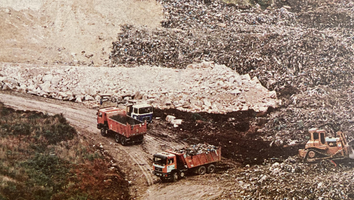 Camiones trabajando en el derrumbe del vertedero de Bens en 1996