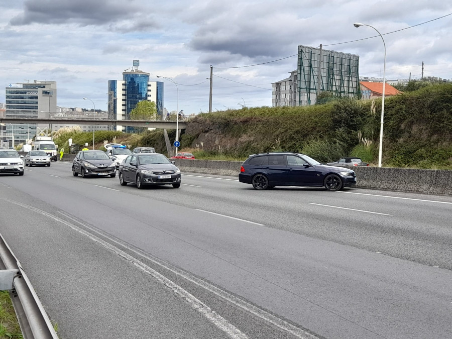 Un coche se va contra la mediana en Alfonso Molina y obliga a cortar un carril