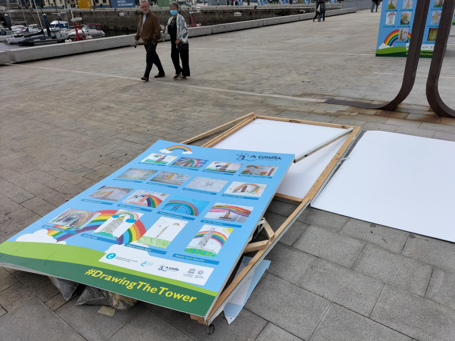 Destrozan varios expositores de la muestra  de dibujo infantil sobre la Torre en La Marina