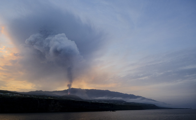 Protección Civil de Cambre recoge material para los afectados por el volcán de La Palma