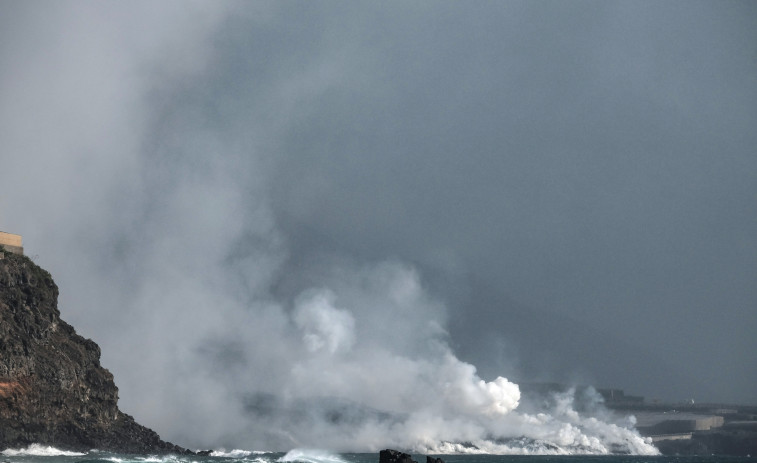 La lava del volcán de La Palma ya le gana terreno al mar y el viento retiene la nube tóxica