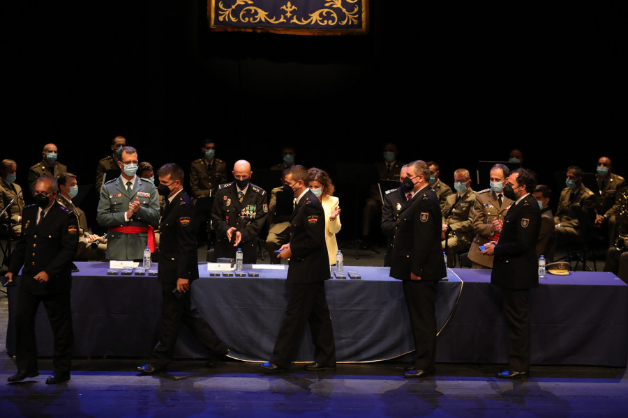 La Policía Nacional entrega más de cincuenta medallas por el día de los Ángeles Custodios