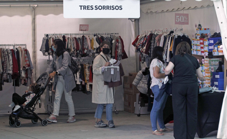 La Feria de Oportunidades de Arteixo reúne en el Campo da Festa una treintena de puestos