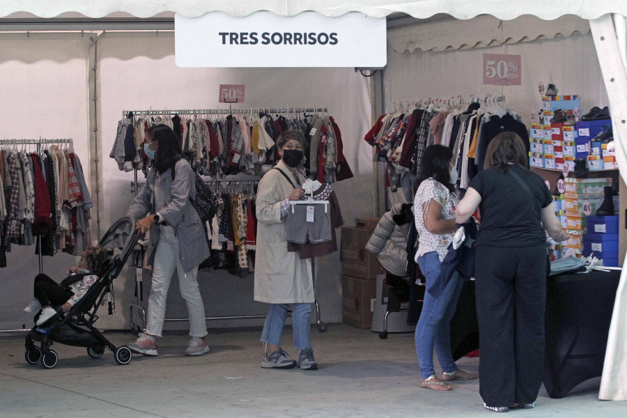 La Feria de Oportunidades de Arteixo reúne en el Campo da Festa una treintena de puestos