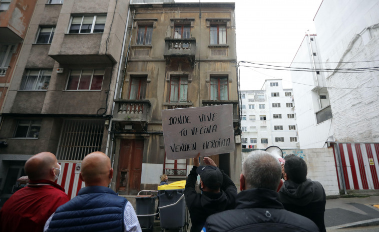 Más de 400 vecinos de Os Mallos se unen a la segunda marcha contra la okupación