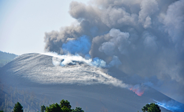 La erupción del volcán no cesa tras catorce días y los vecinos ven imposible la normalidad