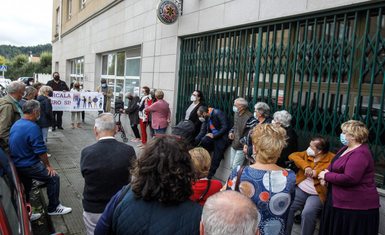 Los vecinos de A Barcala protestan contra el cierre del cajero