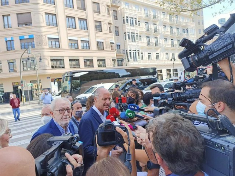 Camps vuelve a un acto del PP en la Plaza de Toros diez años después para apoyar a Casado y a Mazón