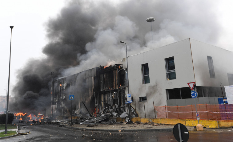 Mueren 8 personas al estrellarse un avión contra un edificio cerca de Milán