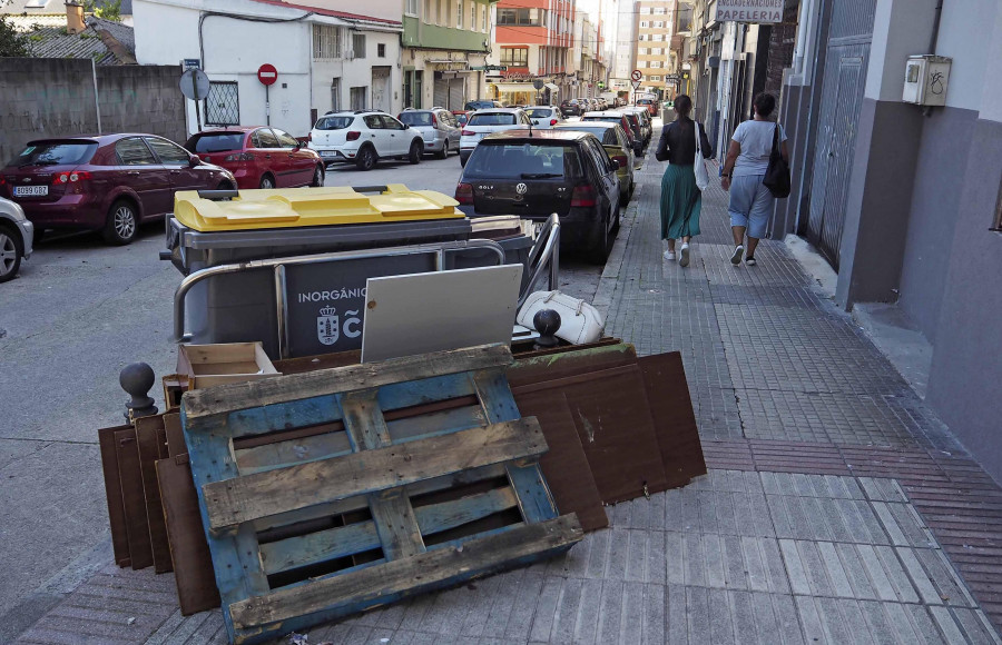 Proliferan los desechos voluminosos sin retirar en barrios como Os Mallos