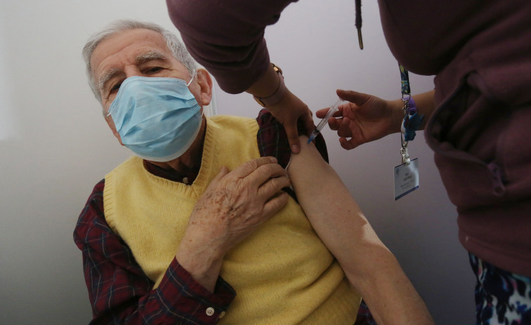 Galicia vacunará desde el 25 con el refuerzo a los mayores conforme cumplan 6 meses de la pauta