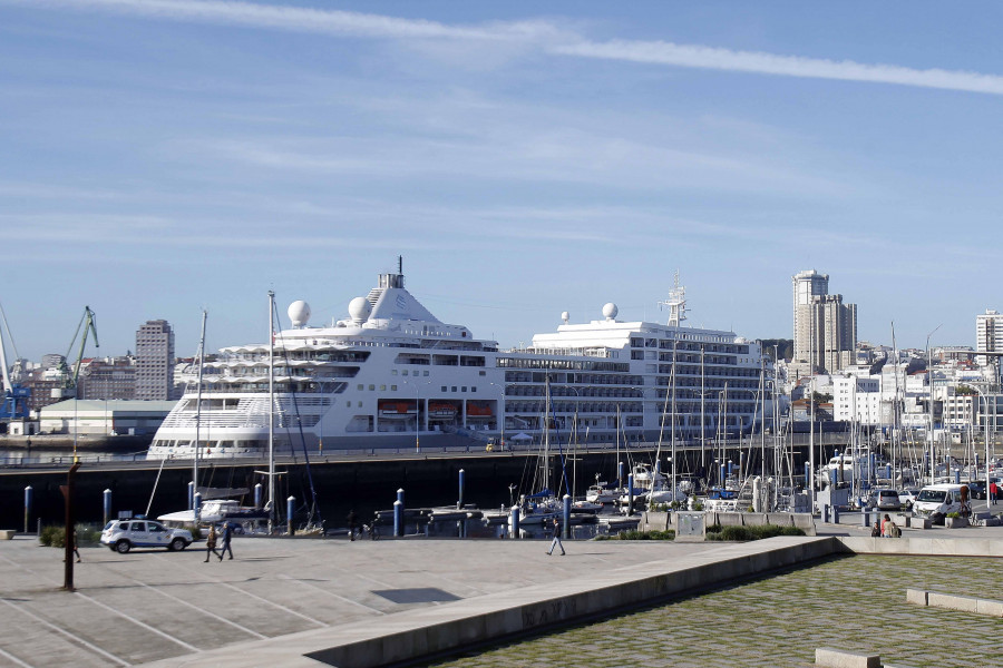 El “Silver Spirit” hace escala en el muelle de trasatlánticos