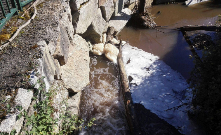 Bergondo investiga un vertido de varios días en el río Maior, en Lubre