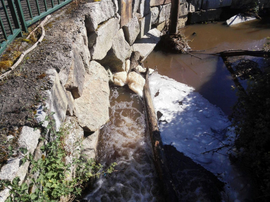 Bergondo investiga un vertido de varios días en el río Maior, en Lubre