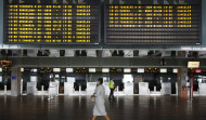 La ceniza caída en la pista deja inoperativo el aeropuerto de La Palma