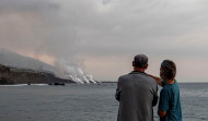 Una nueva lengua de lava del volcán de La Palma llega al mar en la zona de la playa de El Charcón