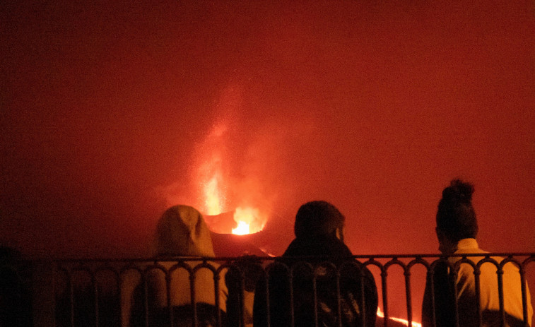 El cono del volcán de La Palma sufre un derrumbe parcial y las coladas causan nuevos daños