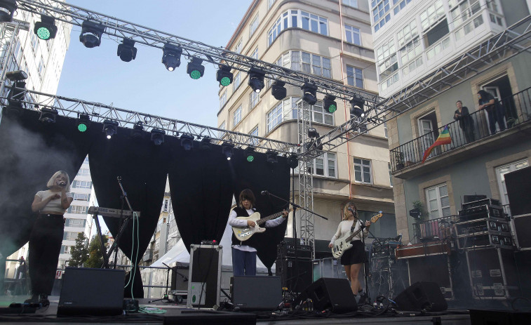 Las calles recuperan el ambiente festivo con música y cultura