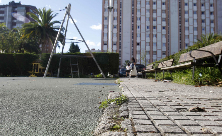 Los vecinos de Elviña denuncian el mal estado del suelo en el parque infantil de Pablo Picasso