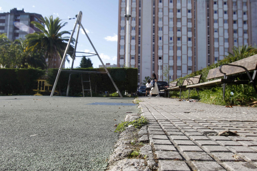 Los vecinos de Elviña denuncian el mal estado del suelo en el parque infantil de Pablo Picasso