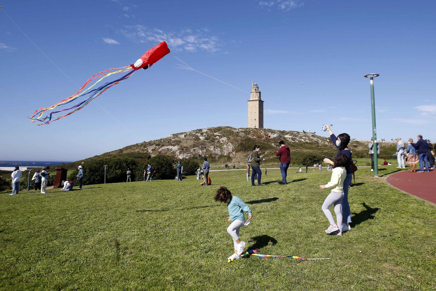 Las cometas vuelan alrededor de la Torre de Hércules para concienciar sobre salud mental