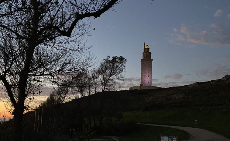 La Torre de Hércules se iluminará de rojo por el Día Mundial de la Cruz Roja