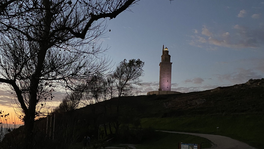 La Torre de Hércules se ilumina de lila por el día Internacional del Síndrome X-Frágil