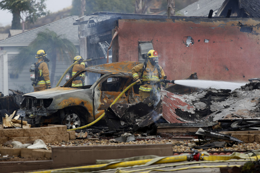 Al menos dos fallecidos al estrellarse una avioneta contra edificios de viviendas en California, Estados Unidos