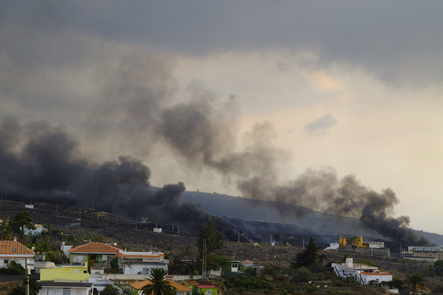 La lava genera más confinamientos y ya apunta hacia un nuevo delta