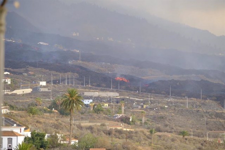 Ordenan la evacuación de varias zonas en Los Llanos debido al avance de la colada