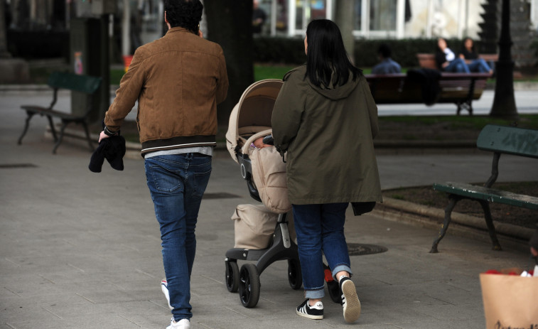 Montero garantiza que el aumento del permiso de paternidad y el 'cheque bebé' se incluirán en la Ley de Familias