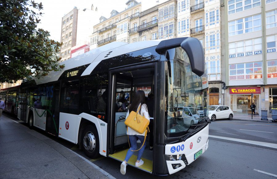 Un bus blanco y eléctrico circula por A Coruña y genera desconcierto